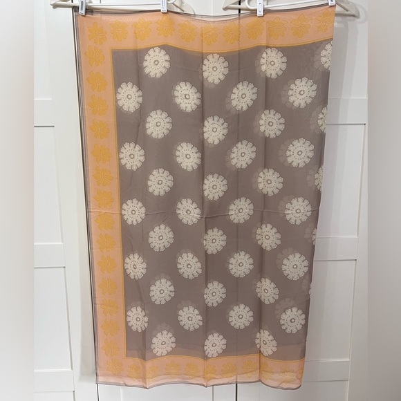 Vintage Giorgio Armani large silk shawl - Picture 2 of 4